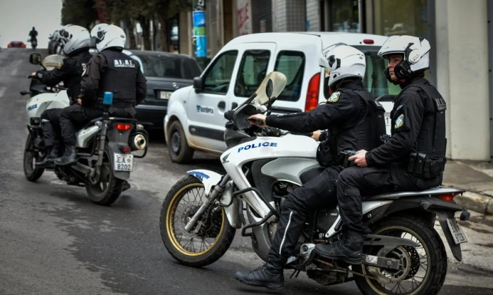Επιτέθηκαν σε αστυνομικούς της ΔΙ.ΑΣ και τους έριξαν από τις μηχανές
